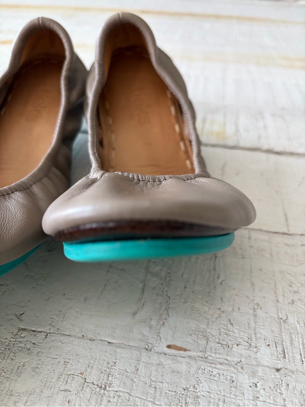 Tieks by Gavrieli size 7 Taupe Leather Ballet Flats Foldable Travel Comfort - Picture 5 of 10